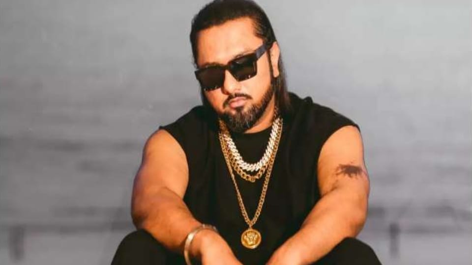 Honey Singh shares romantic video with girlfriend tina thadani on new year got trolled for kiss her on camera