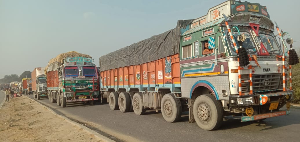 Jam on Lucknow Highway from morning till evening for the second day