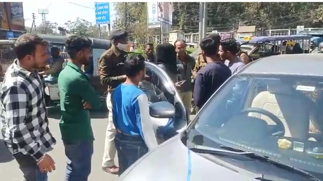 The woman got angry on the road: in Bhopal, the car driver was slapped out of the youth, the police kept watching