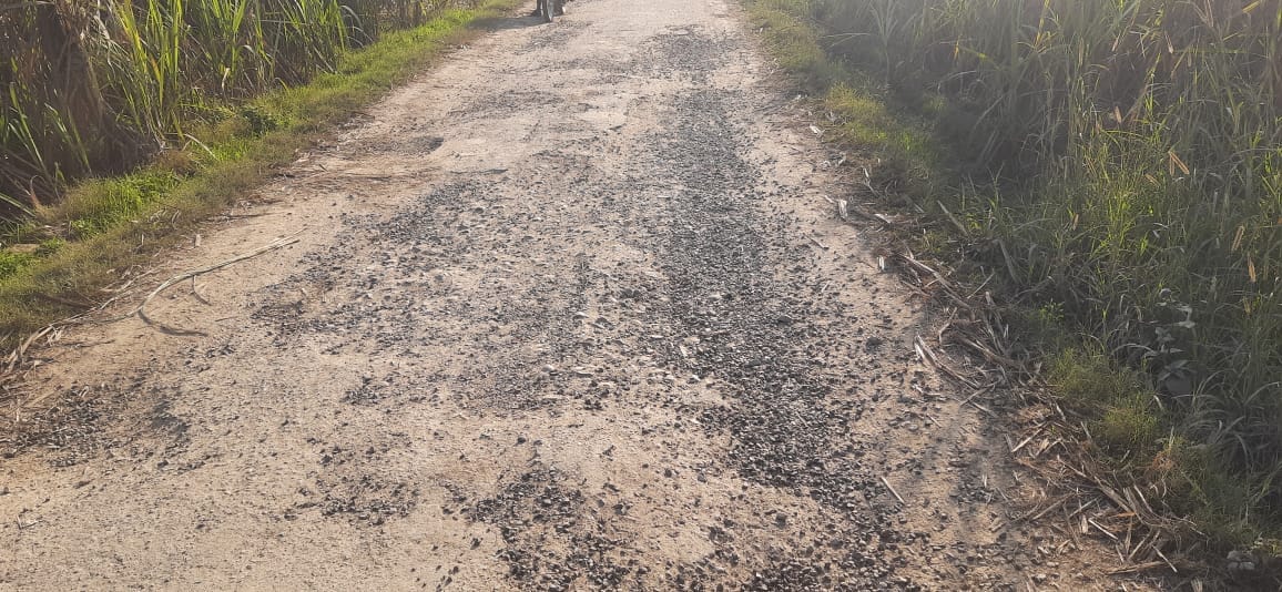 The condition of the main road going to Dhindawali is bad, villagers upset