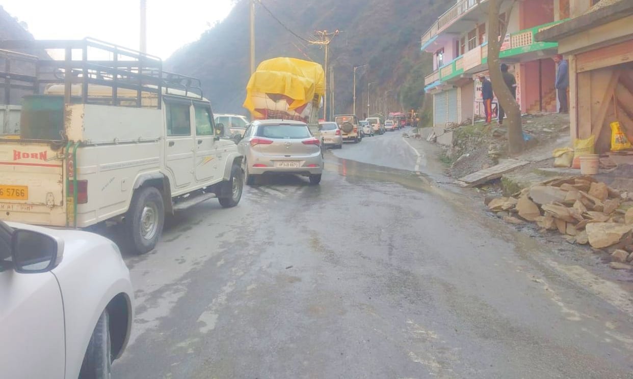 Four tourists who went to visit from Jibhi got trapped in Jalodi