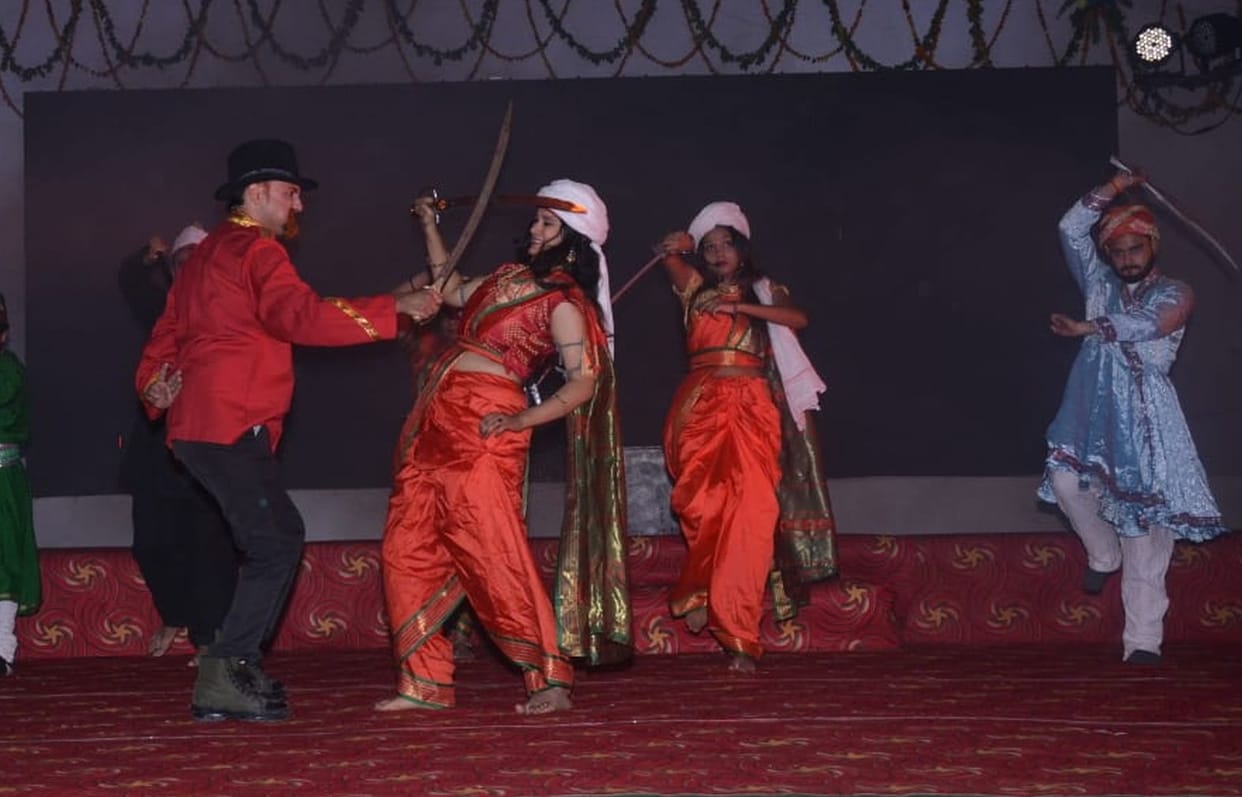 The influx of reverence in the fair, the market and swings buzzed