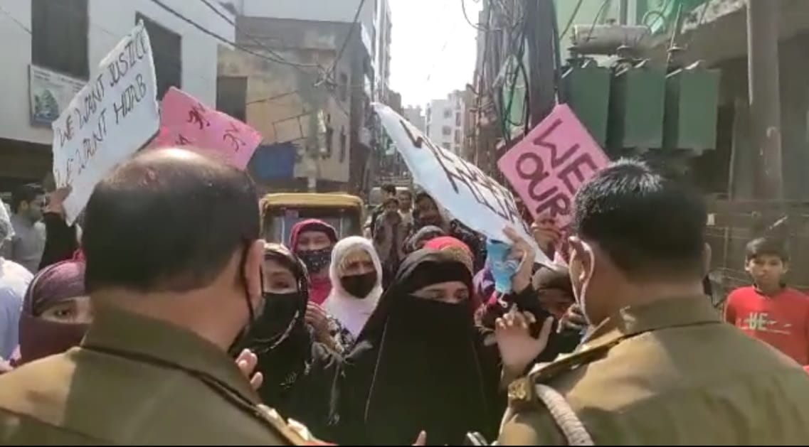 Muslim women protest in Ghaziabad police chased away using force in Karnataka Hijab Controversy