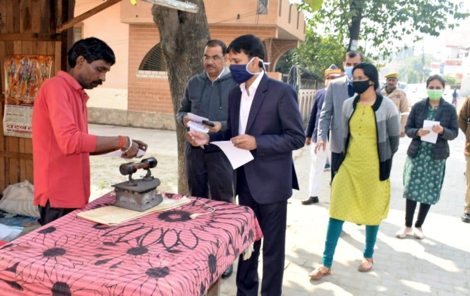 DM gave door-to-door knock, distributed voter invitation cards in Kashinagar