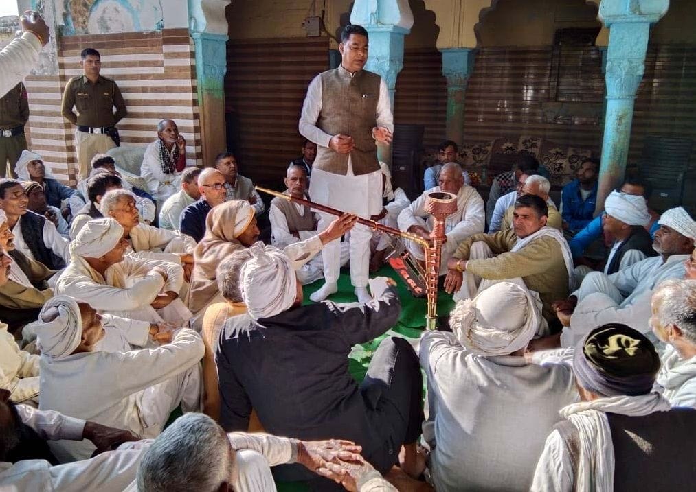 Expressed displeasure over not getting job in university, villagers held Mahapanchayat in village Dudhaula, MLA gave assurance