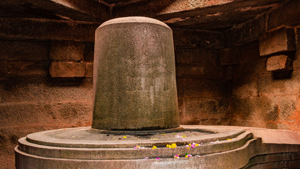 Astro Remedies Do These Secret Upay Near Shivling to Get Money Happiness and Prosperity