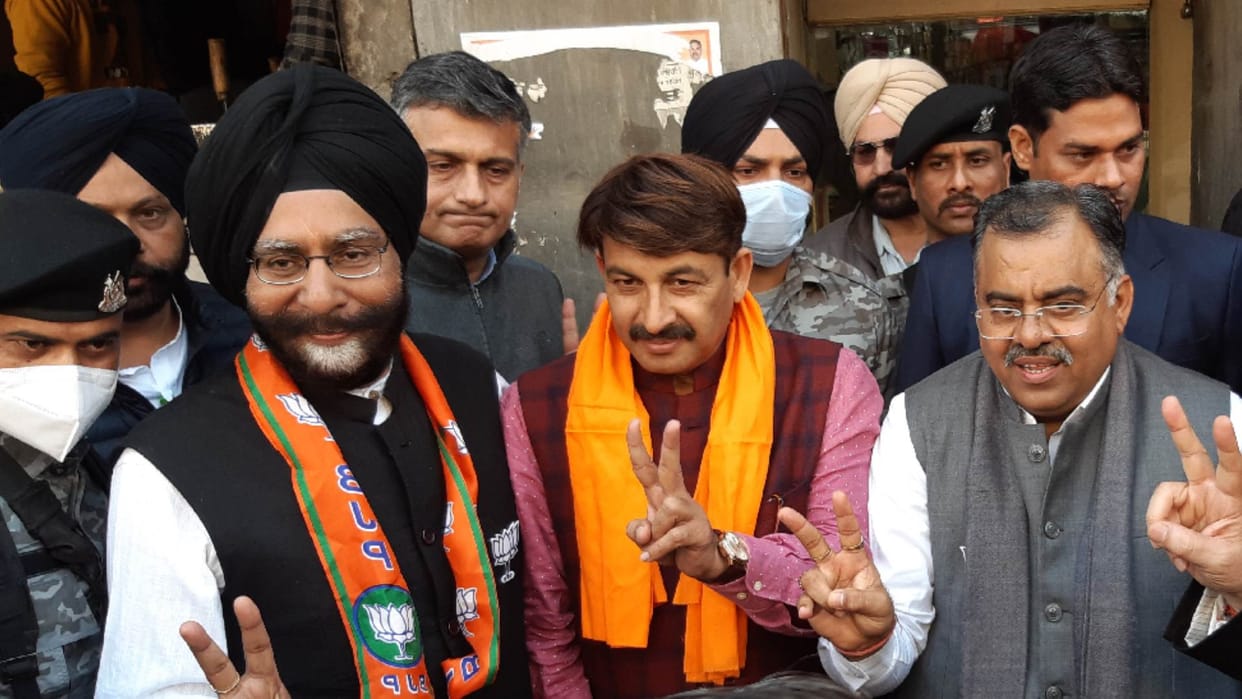 Manoj Tiwari sang BJP election song at Giani Tea Stall in Amritsar