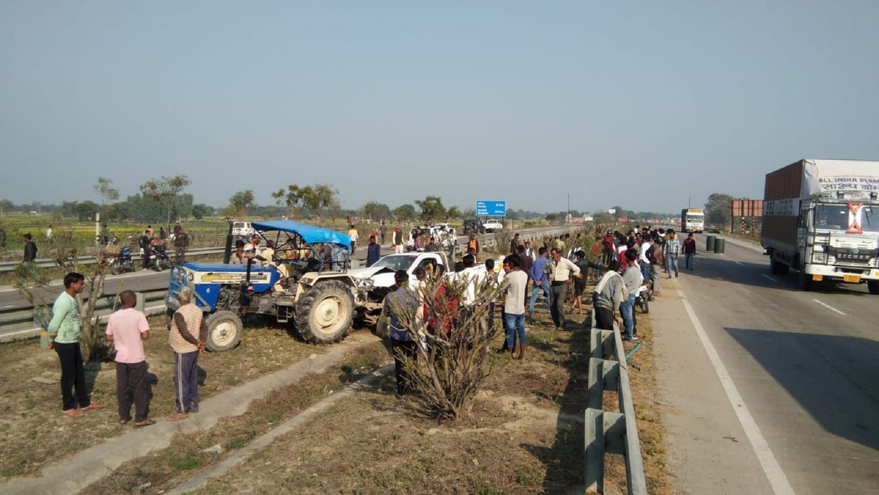 Accident in Prayagraj: Two youths died in a road accident, the trailer collided with the car on Kokhraj Highway