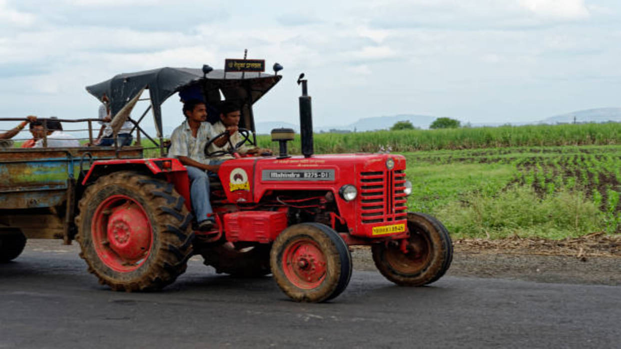 traffic challan two thousand rupees was issued for tractor not wearing helmet In Hapur