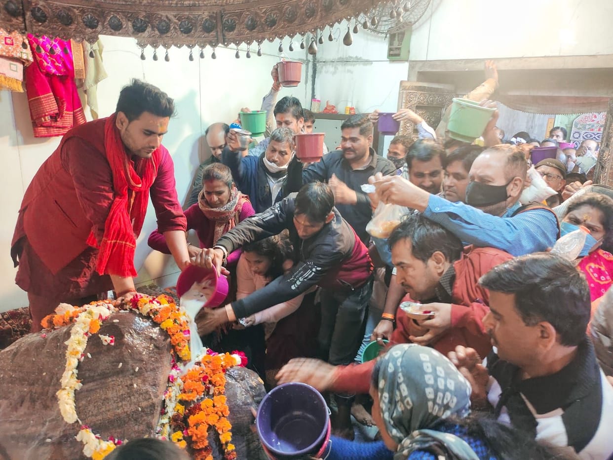 Mathura: Flood of devotees gathered for the circumambulation of Giriraj ji