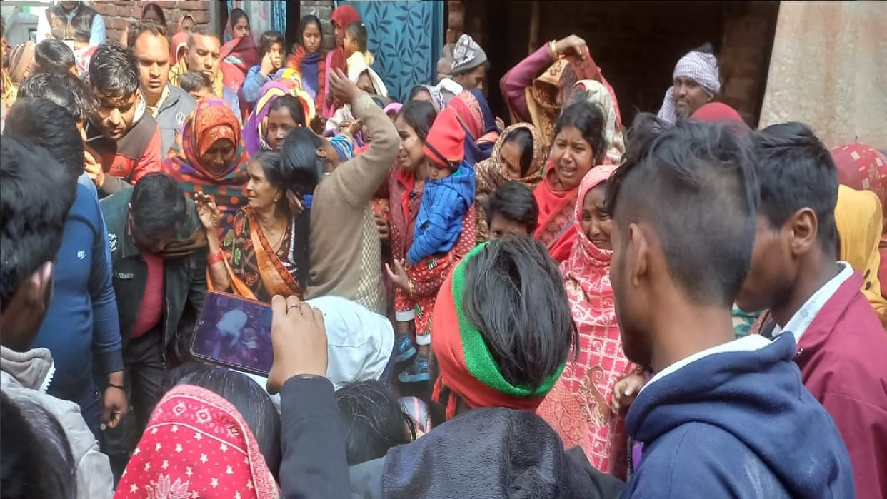 young man was dancing with snake around his neck died of snakebite