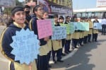 बागपत के राष्ट्र वंदना चौक पर काली पट्टी बांधकर पुलवामा हमले में शहीदों को श्रद्घांजलि देते छात?