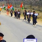 कुपवाड़ा में रैली निकालते