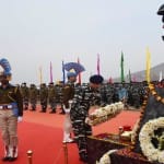 पुलवामा में श्रदांजलि देते सीआरपीएफ कर्मी