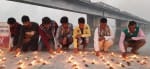 पुलवामा हमले में शहीद जवानों को नारायणी नदी के तट पर दीप जलाकर श्रद्धांजलि देते लोग।