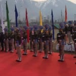 पुलवामा में श्रदांजलि देते सीआरपीएफ कर्मी(FILE)