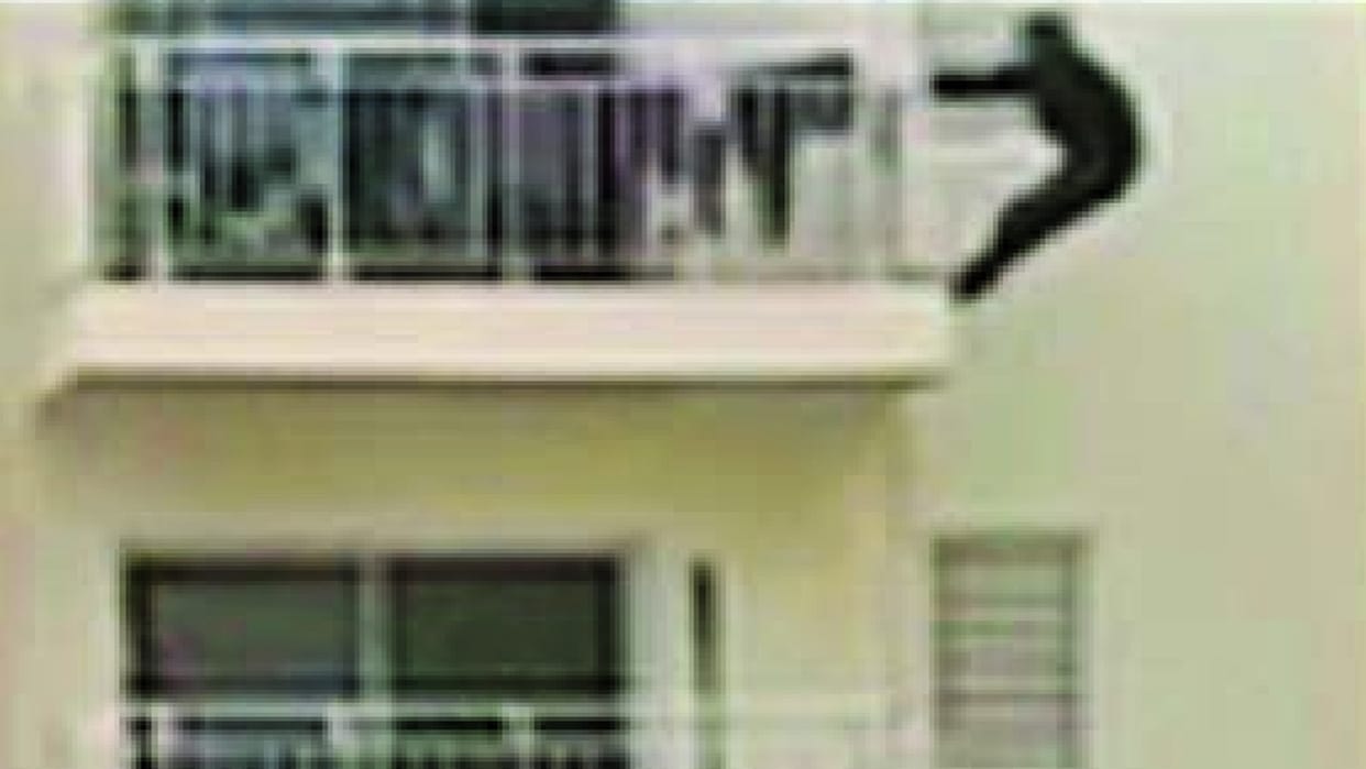Viral video of a person exercising by hanging from the balcony of the 12th floor in faridabad