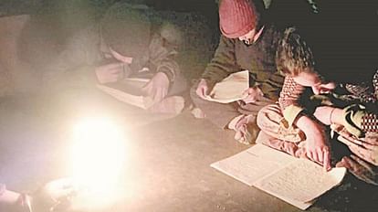पलानी गांव में दीये की रोशनी में पढ़ाई करते बच्चे।