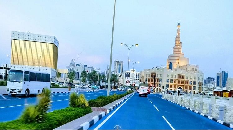 कतर की सड़कें अब पूरी तरह नीली नजर आती हैं- thefocuslive.com