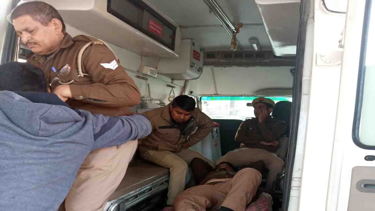 Road accident in Kanpur dehat, five policemen injured