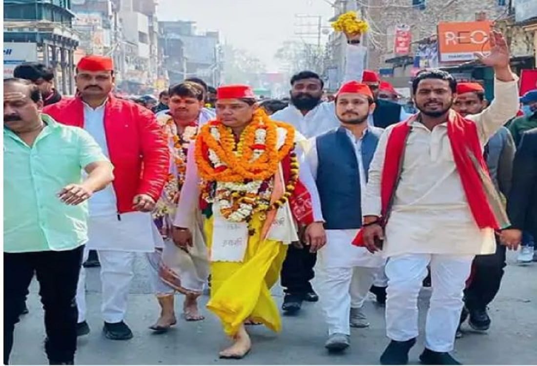 UP election 2022 varanasi nomination for seventh phase voting see Glimpses somebody came barefoot and candidates on ambulance see  unique style