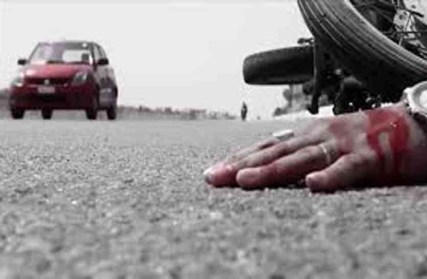 Truck hit three football player in Saraikela of Jharkhand