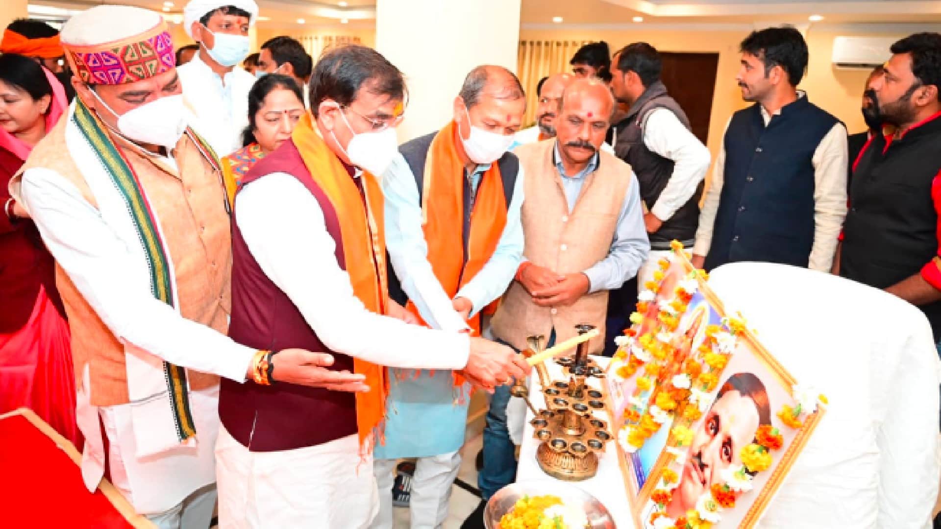 MP BJP President reached Khajuraho: Every booth has an important contribution of booth workers in realizing the strongest slogan- VD Sharma