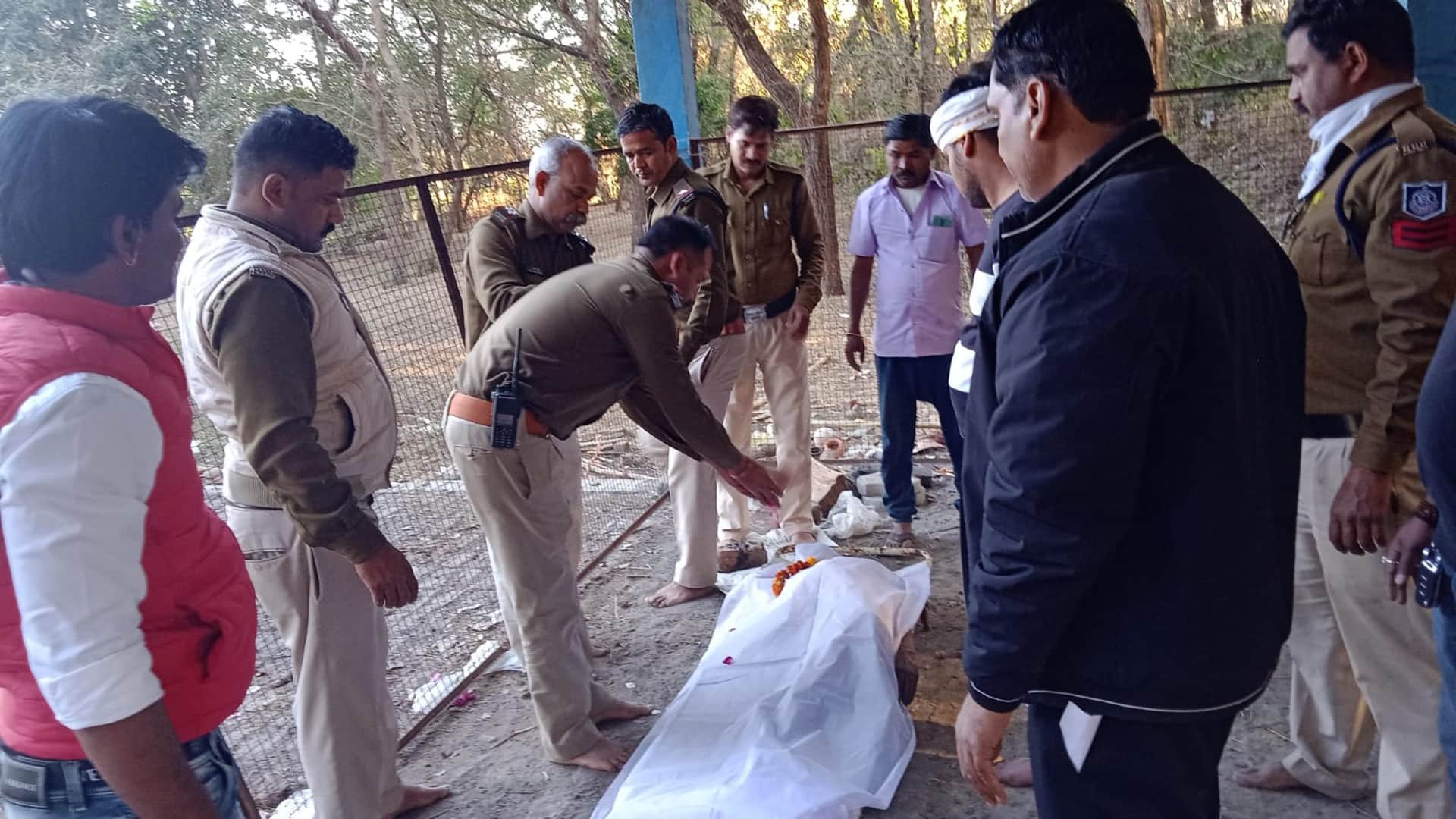 Example of humanity: In Rajgarh, relatives refused to take the dead body of the old man, the police performed the last rites