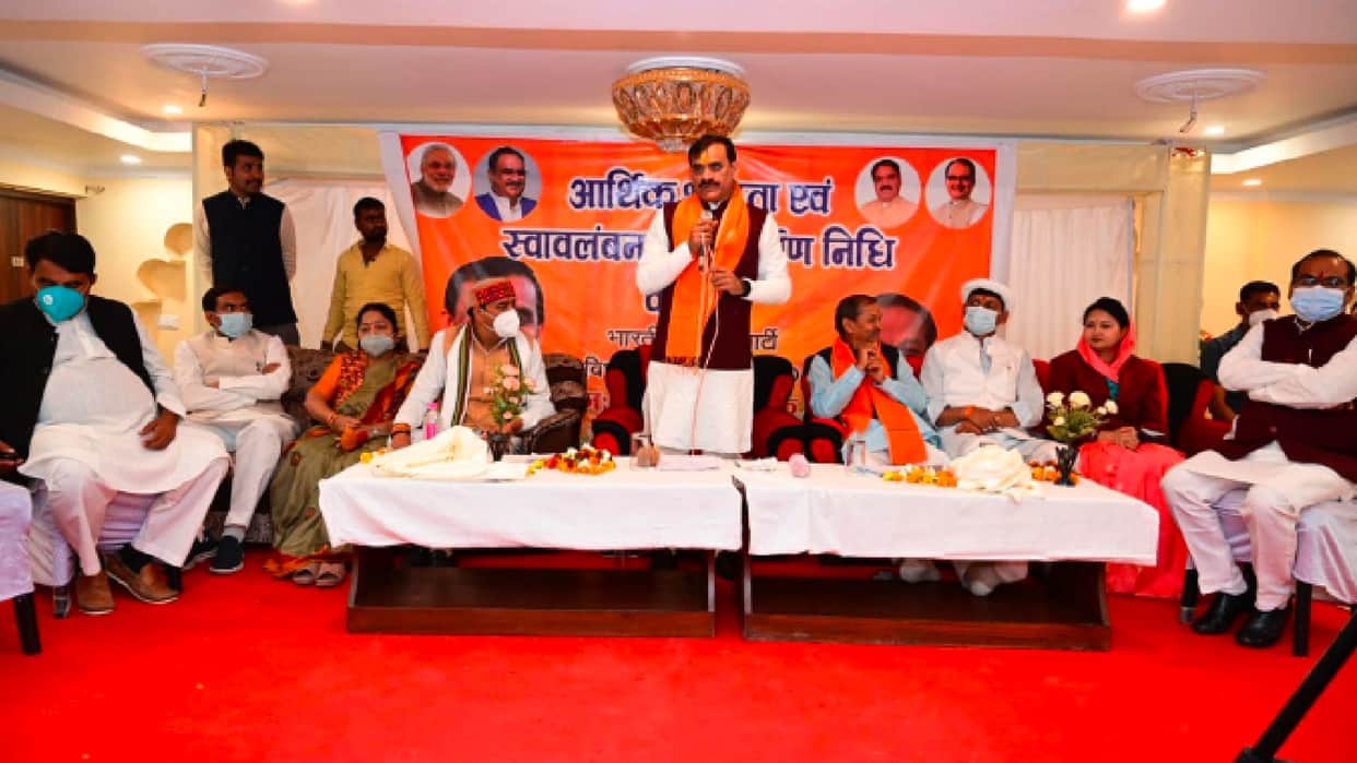 MP BJP President reached Khajuraho: Every booth has an important contribution of booth workers in realizing the strongest slogan- VD Sharma