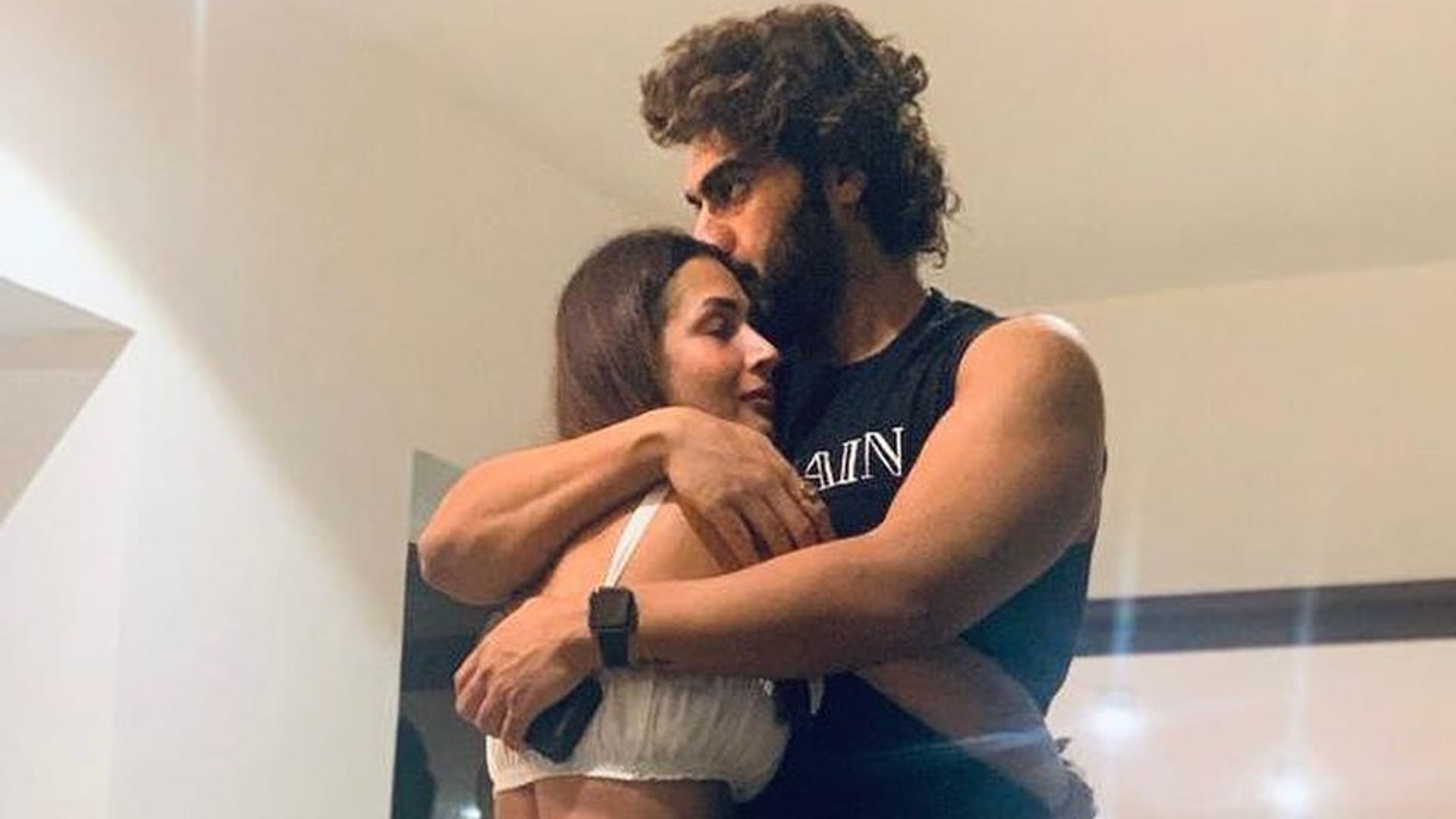 Arjun Kapoor completes 10 years in cinema, girlfriend Malaika Arora congratulates the actor in a loving way