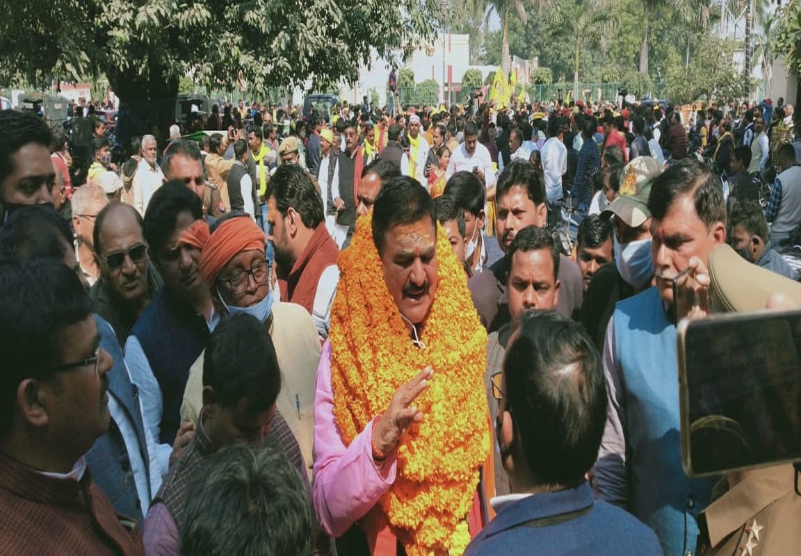 UP Election 2002 varanasi nomination update om prakash rajbhar came for son support one candidate arrived on ambulance see photos