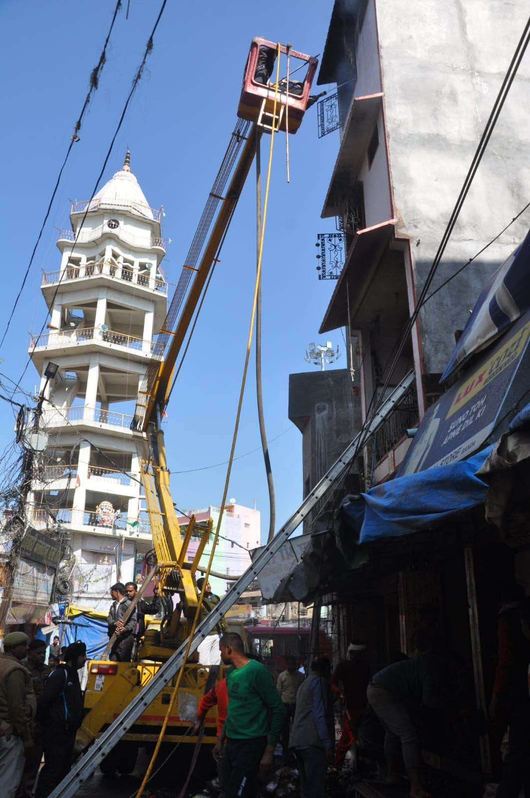 Fire in a five-storey building, the family narrowly escaped
