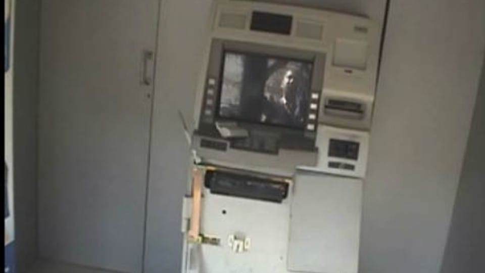 Indore: Thieves were cutting the ATM machine with a gas cutter... when the fire broke out, they ran away, burnt lakhs of rupees