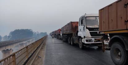 Road Accident in Jaunpur three people injured  including driver after head to head truck collision  Azamgarh Varanasi road jam