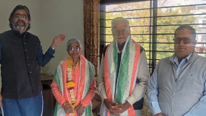 Indore: Saluted the martyrs of Pulwama, celebrated Valentine's Day as Couple's Day to give a message to the youth.