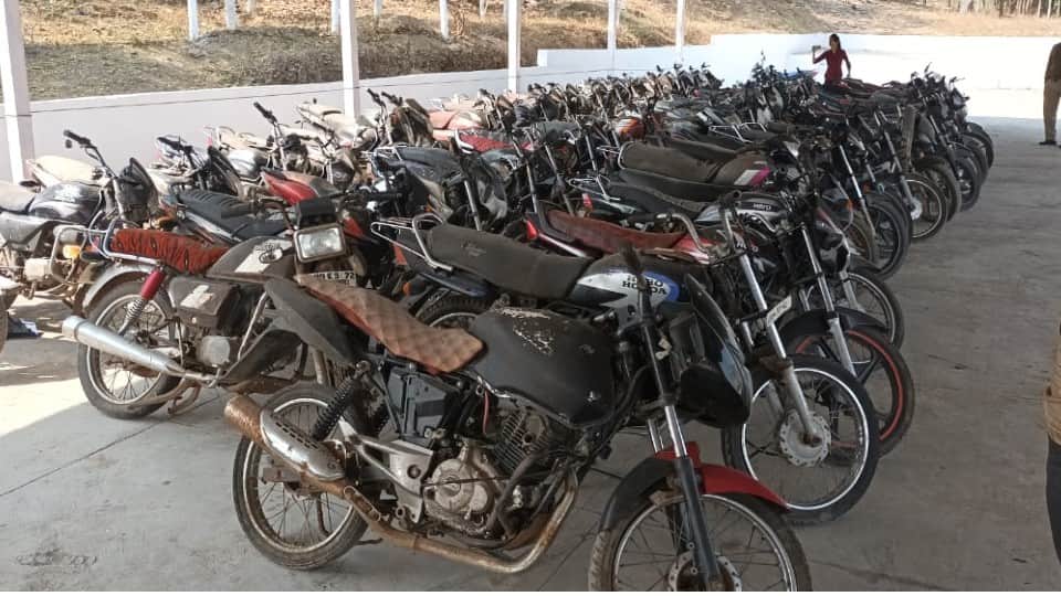 Dewas: Used to steal bikes for smuggling, ran away after seeing checking ... 60 bikes and a tractor recovered, worth Rs 40 lakh