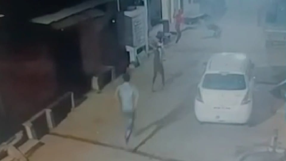 Shajapur: The miscreants who came to steal the bike beat up two brothers, one seriously injured due to a brick head