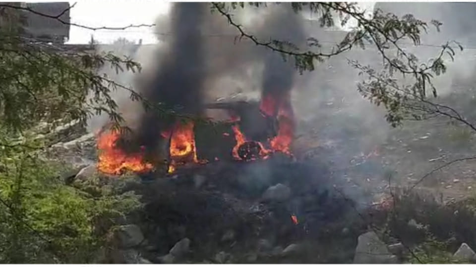 Car Burnt on highway in Pali Rajasthan, driver saved his life
