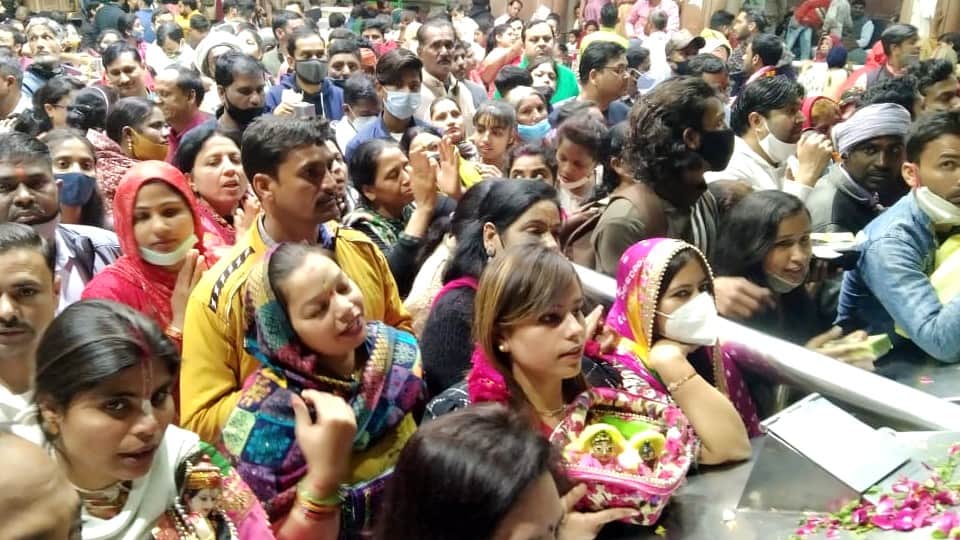 Devotees celebrated Valentine's Day with offered flowers in Banka Bihar Mandir Vrindavan in Mathura