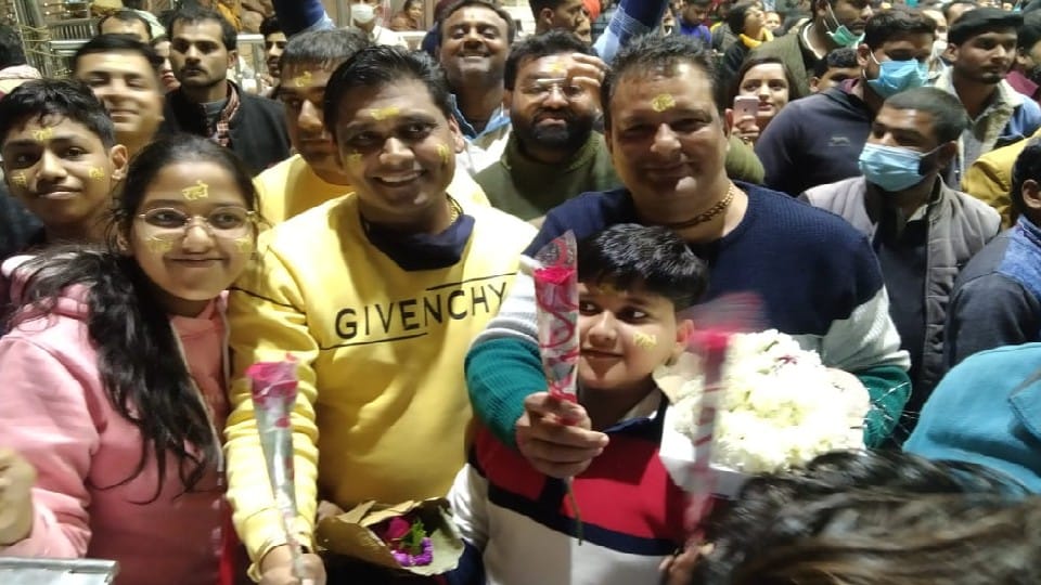 Devotees celebrated Valentine's Day with offered flowers in Banka Bihar Mandir Vrindavan in Mathura