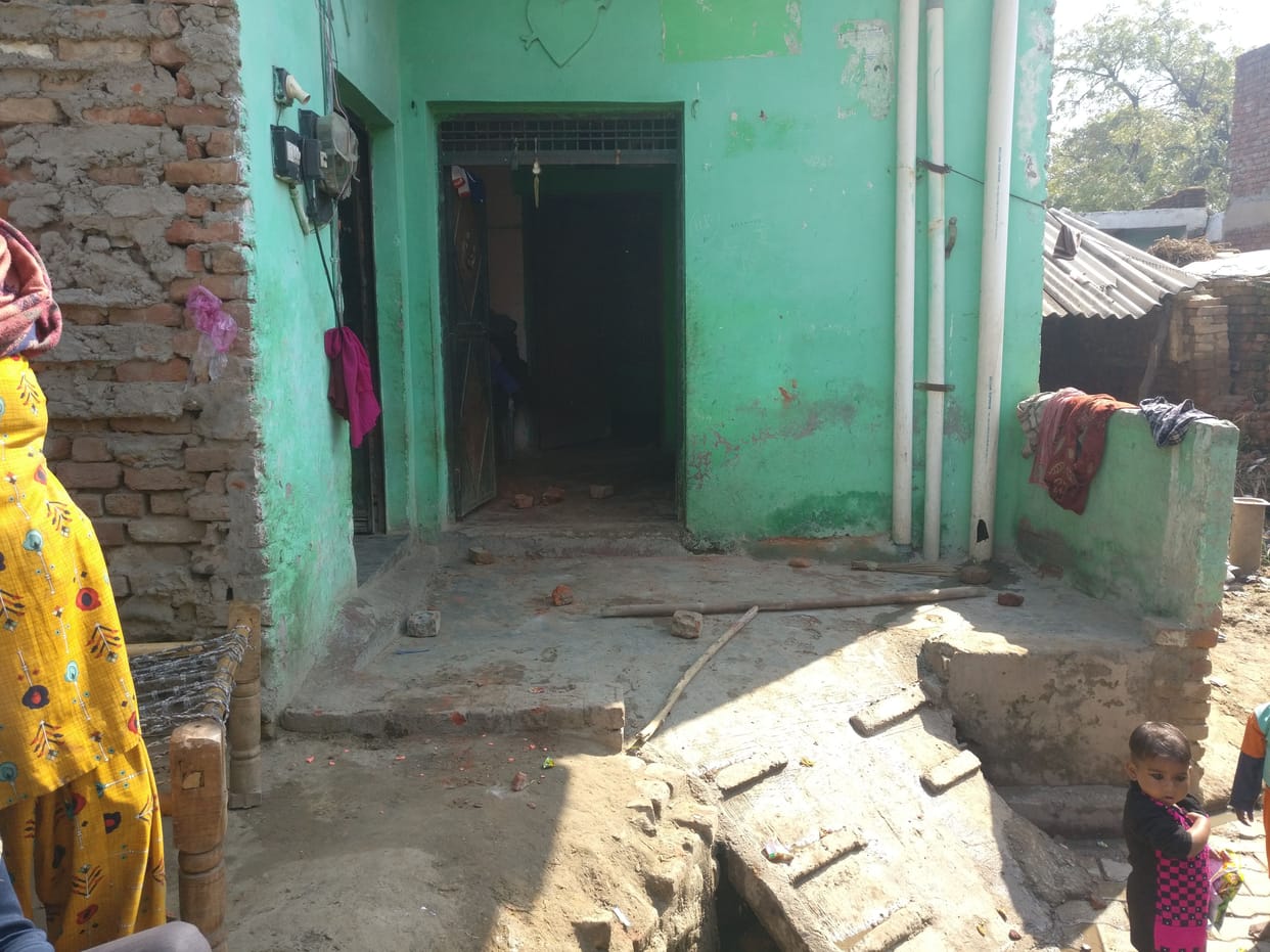 Hathras: After the altercation, stone-pelting between two sides, couple injured