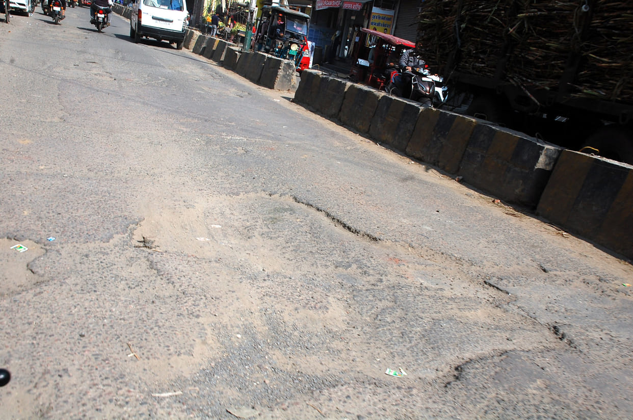 The potholes of the roads are giving pain, NHAI is not becoming a sympathizer