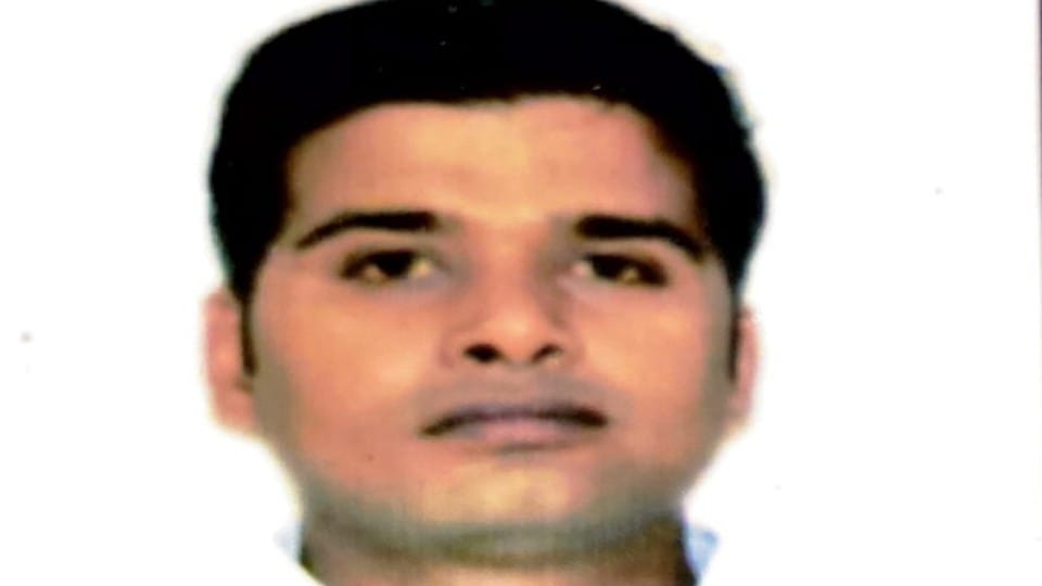Bike rider dies due to car collision on highway in agra