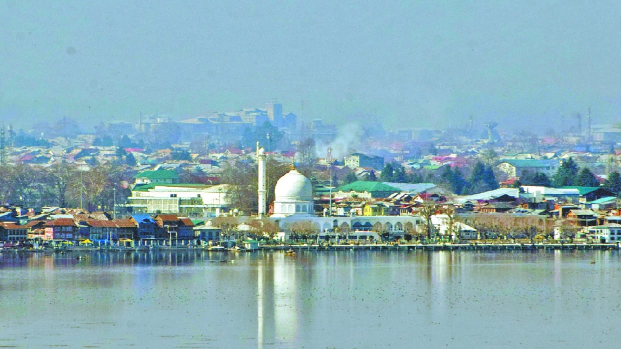 Clear weather in Jammu and Kashmir, chances of rain and snowfall in a few days