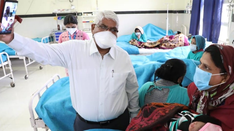 Indore: Health Minister did a video call, took information about health and arrangements from the pregnant women, said - Laddu will also be available ...