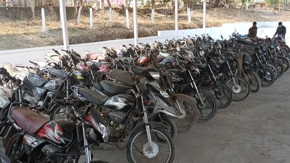 Dewas: Used to steal bikes for smuggling, ran away after seeing checking ... 60 bikes and a tractor recovered, worth Rs 40 lakh