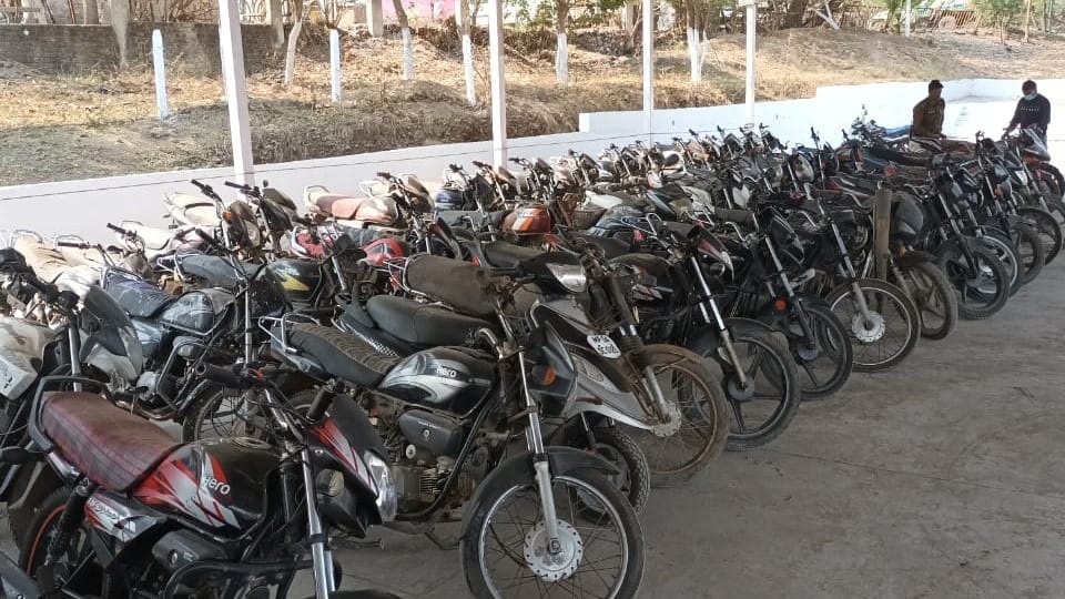 Dewas: Used to steal bikes for smuggling, ran away after seeing checking ... 60 bikes and a tractor recovered, worth Rs 40 lakh
