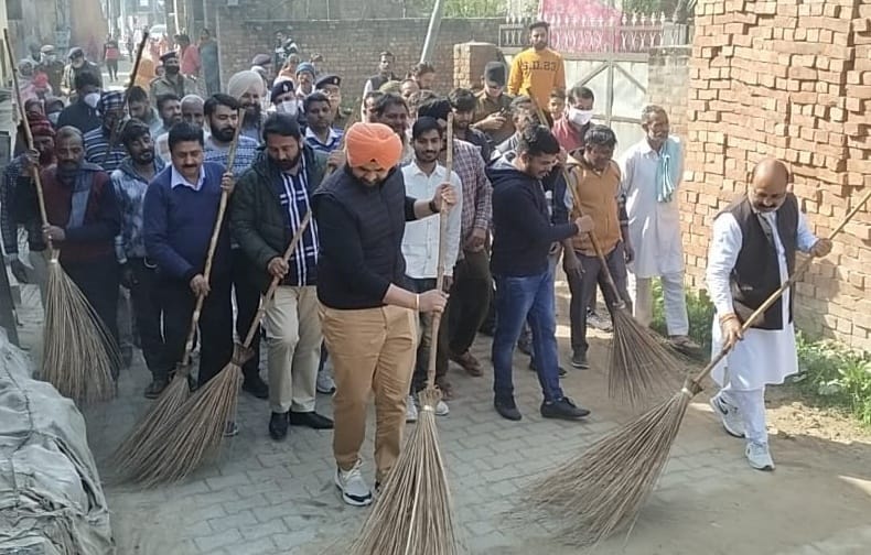 Minister of State for Sports picked up the broom, DC also cleaned, Kurukshetra