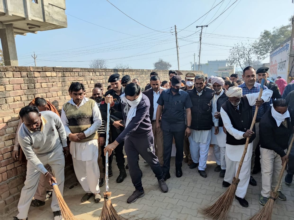 Cabinet minister inspired for cleanliness by cleaning the streets