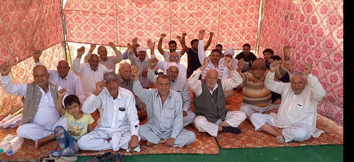 Villagers of Kurad bifurcated for not giving underpass or cut on NH-44, started dharna